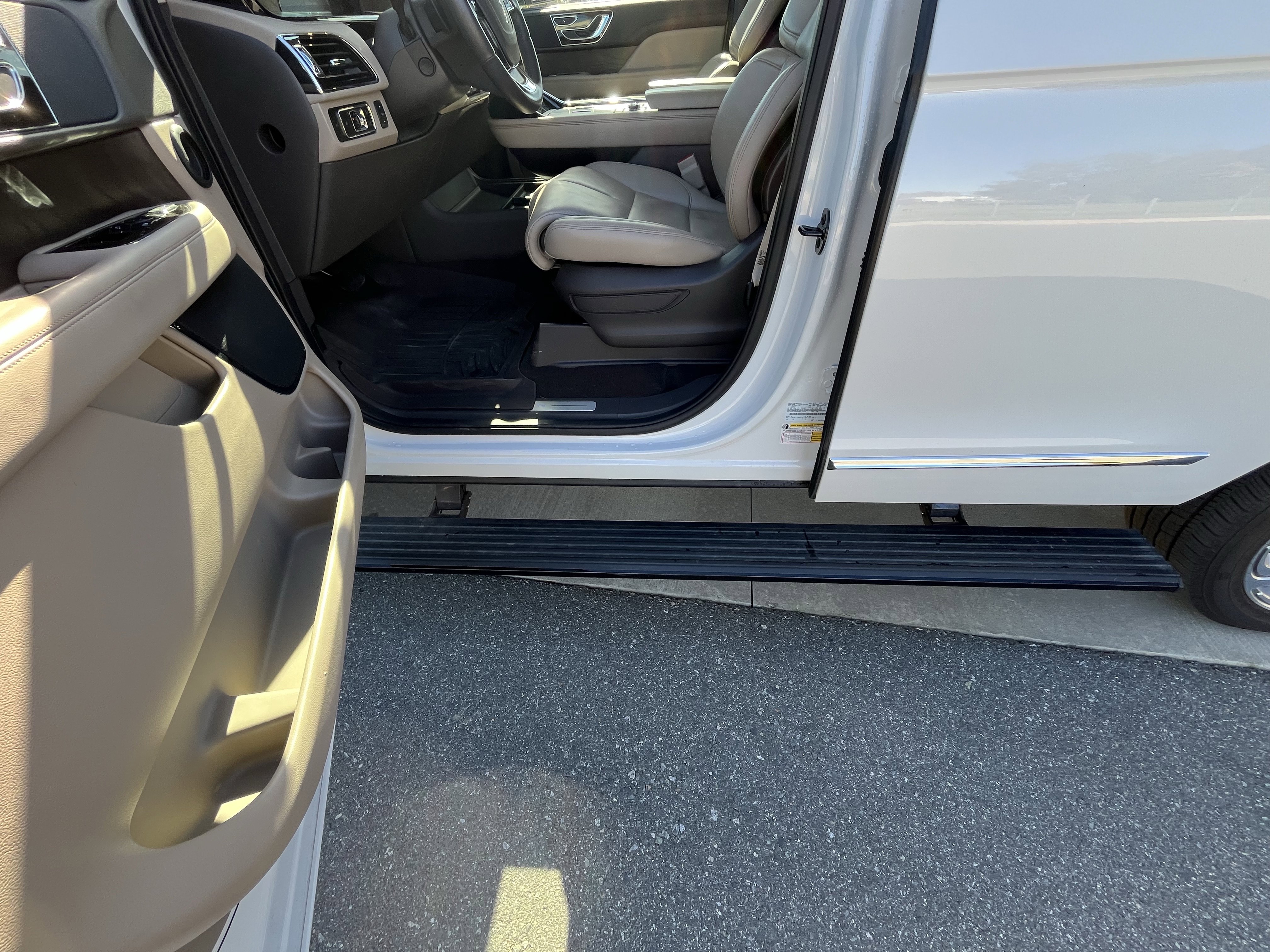 Used 2024 Lincoln Navigator Premiere image 16