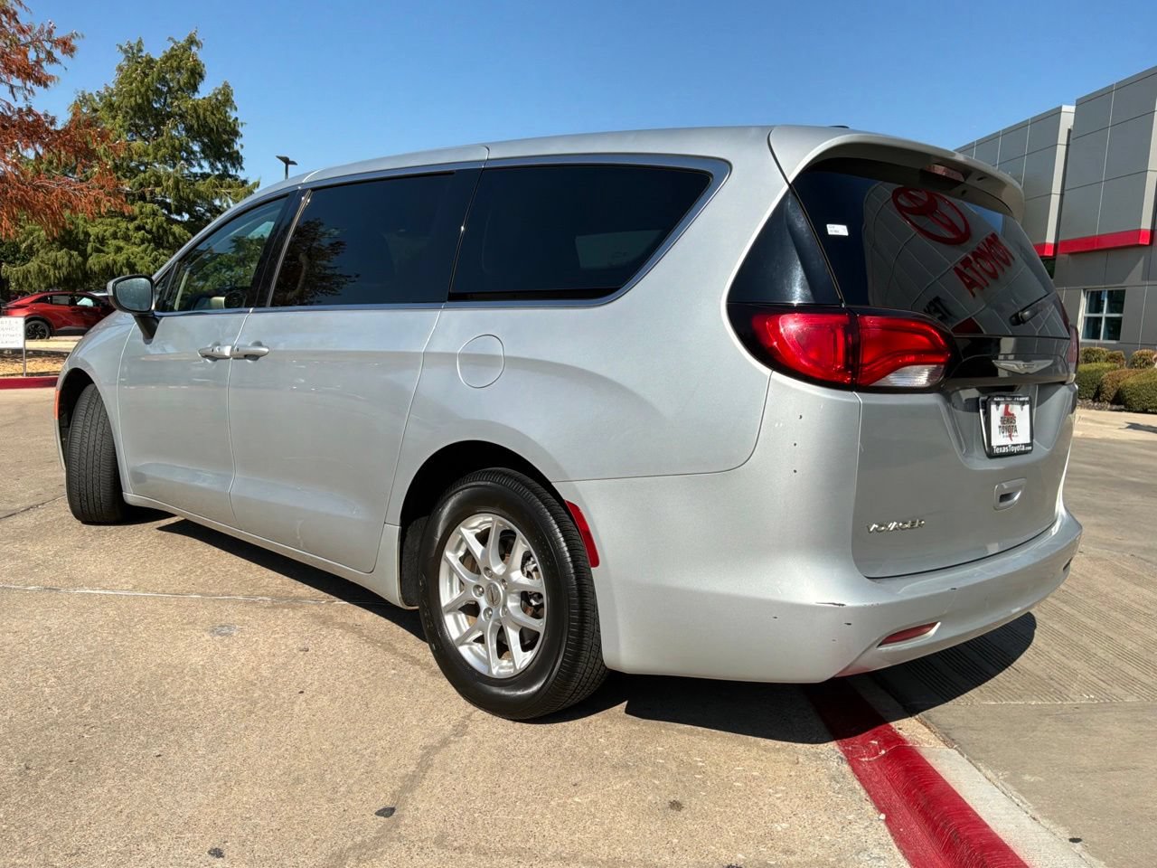 Used 2023 Chrysler Voyager LX FWD image 8