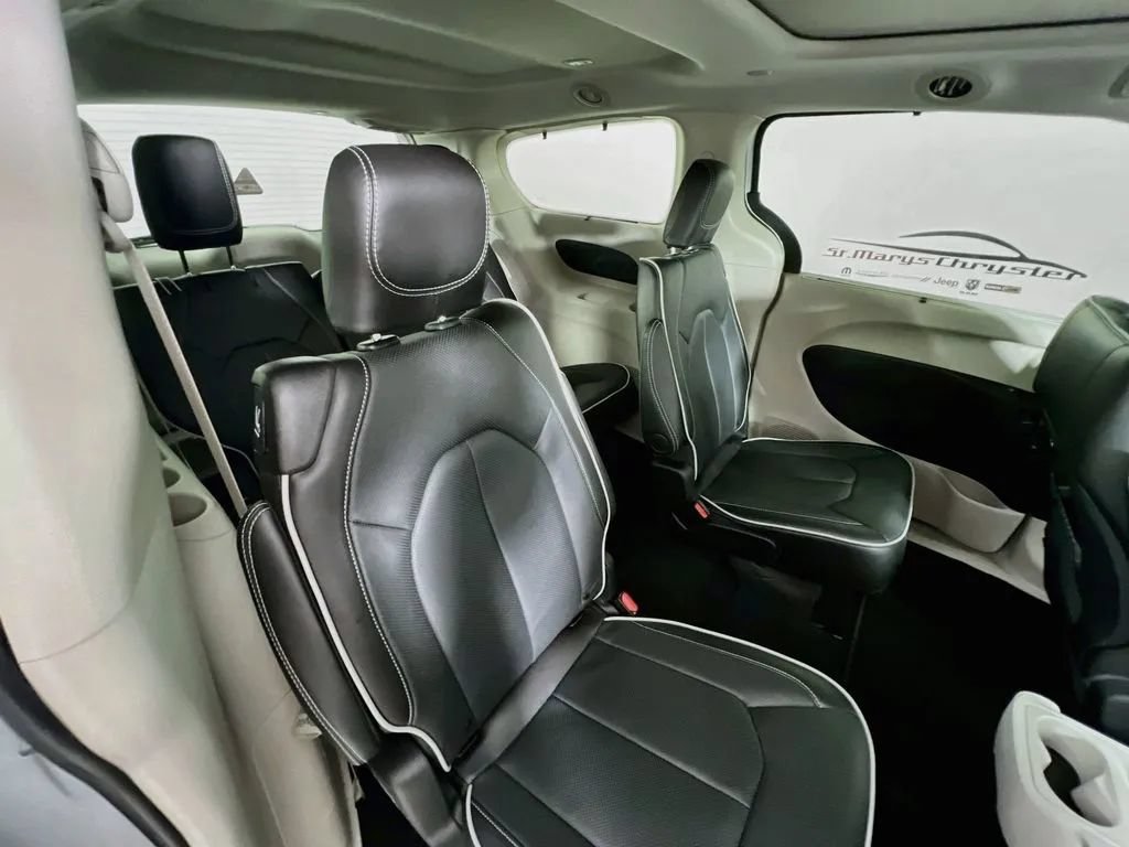 Used 2024 Chrysler Pacifica Limited FWD image 30