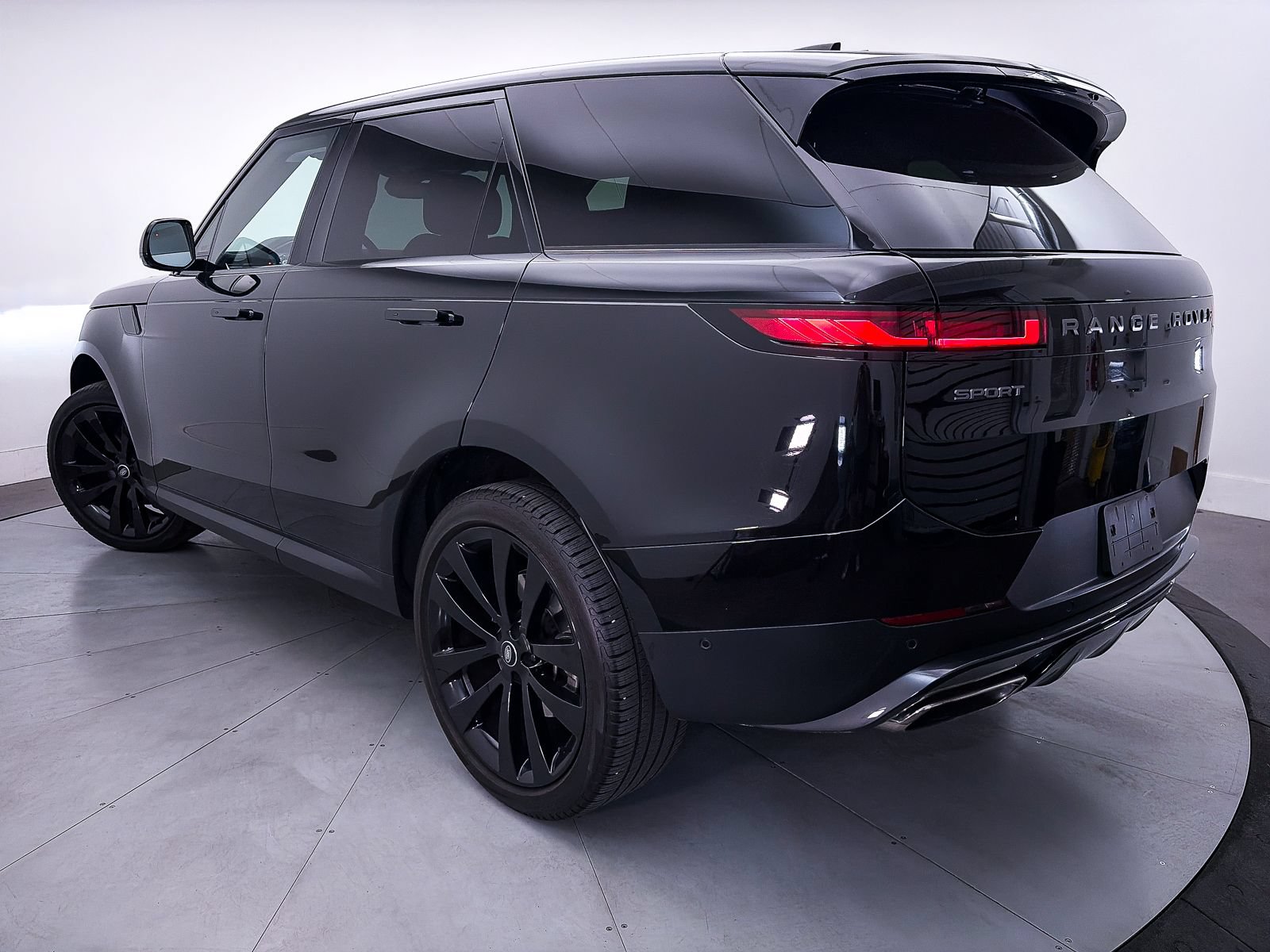 Used 2024 Land Rover Range Rover Sport SE AWD/4WD image 2