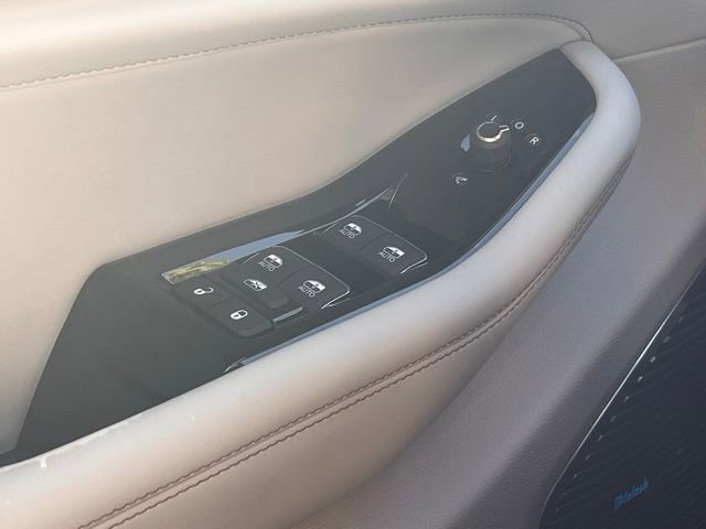 Used 2022 Jeep Grand Cherokee Overland w/ Advanced Protech Group III image 25