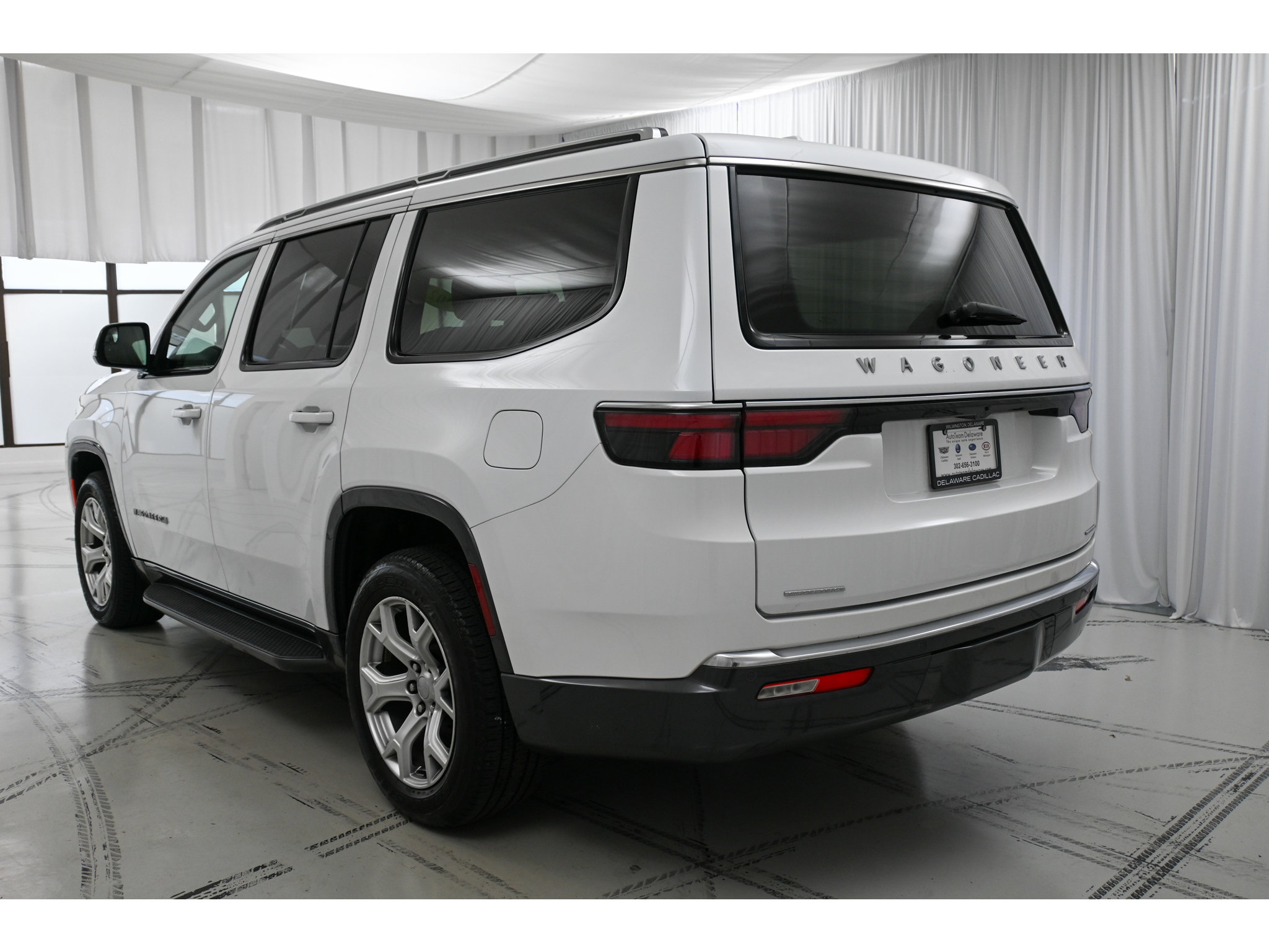 Used 2022 Jeep Wagoneer Series I w/ Premium Group I AWD/4WD image 5