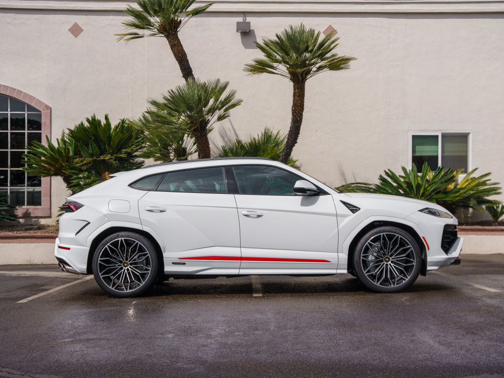 Used 2025 Lamborghini Urus SE AWD/4WD image 2