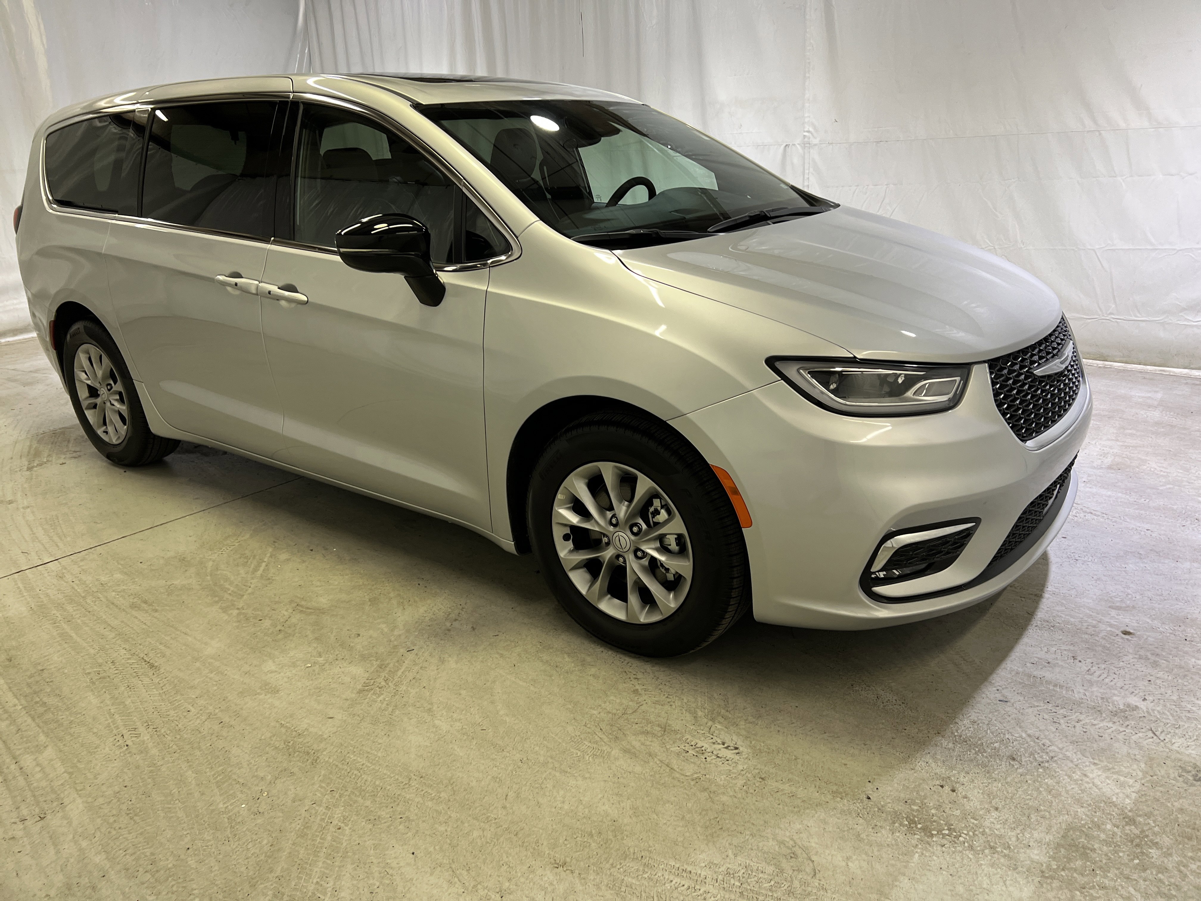 Used 2026 Chrysler Pacifica Limited FWD image 2