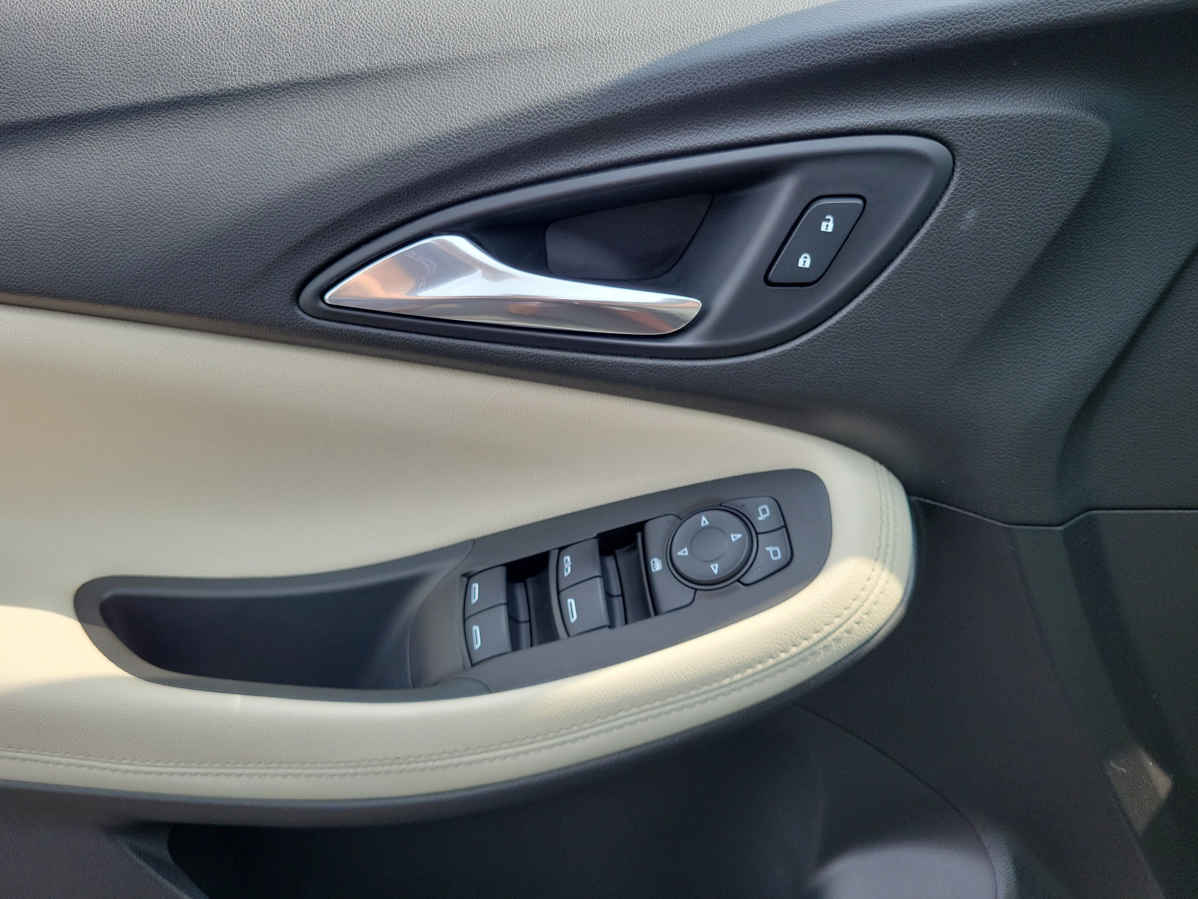 Used 2020 Buick Encore GX Preferred w/ Cold Weather Comfort Package FWD image 17