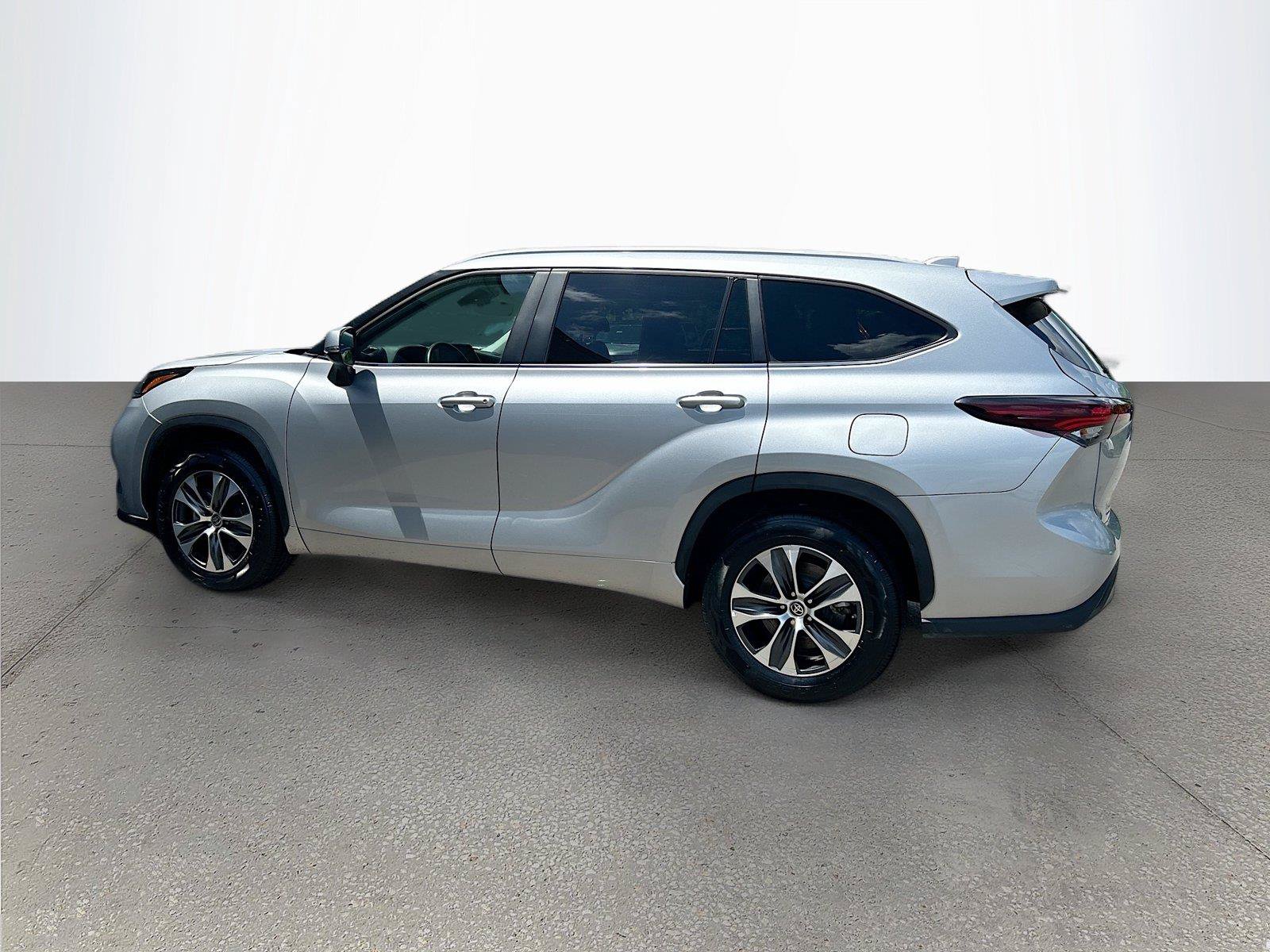 Used 2024 Toyota Highlander XLE FWD image 6