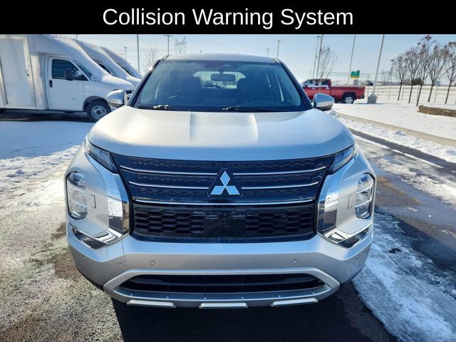 Used 2024 Mitsubishi Outlander SE image 2
