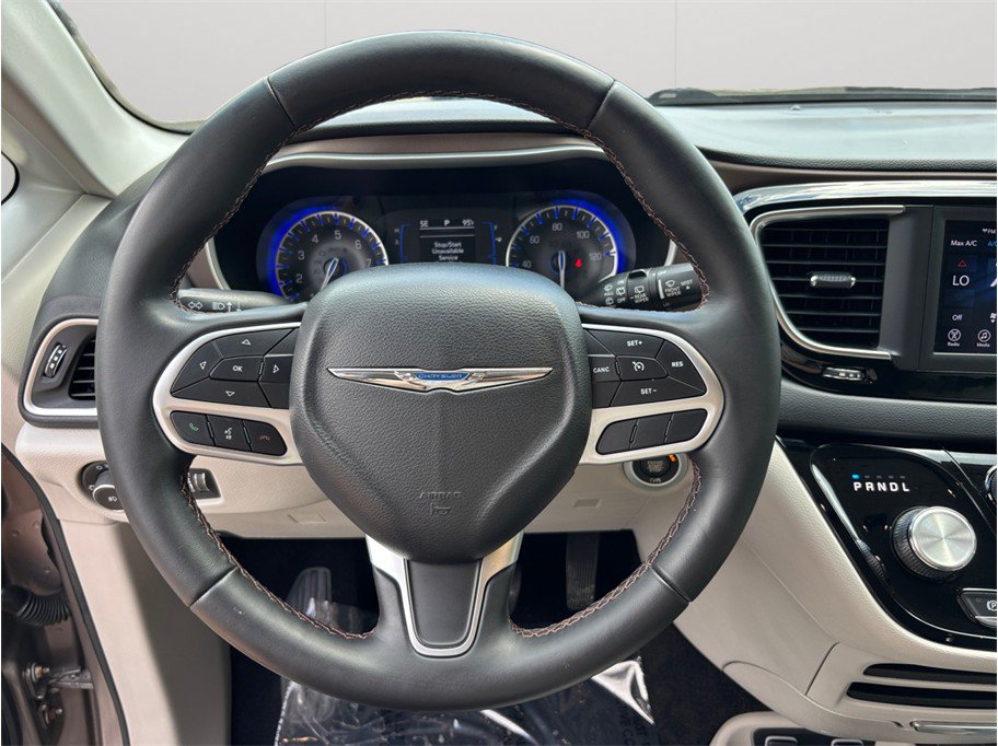 Used 2018 Chrysler Pacifica Touring-L FWD image 22