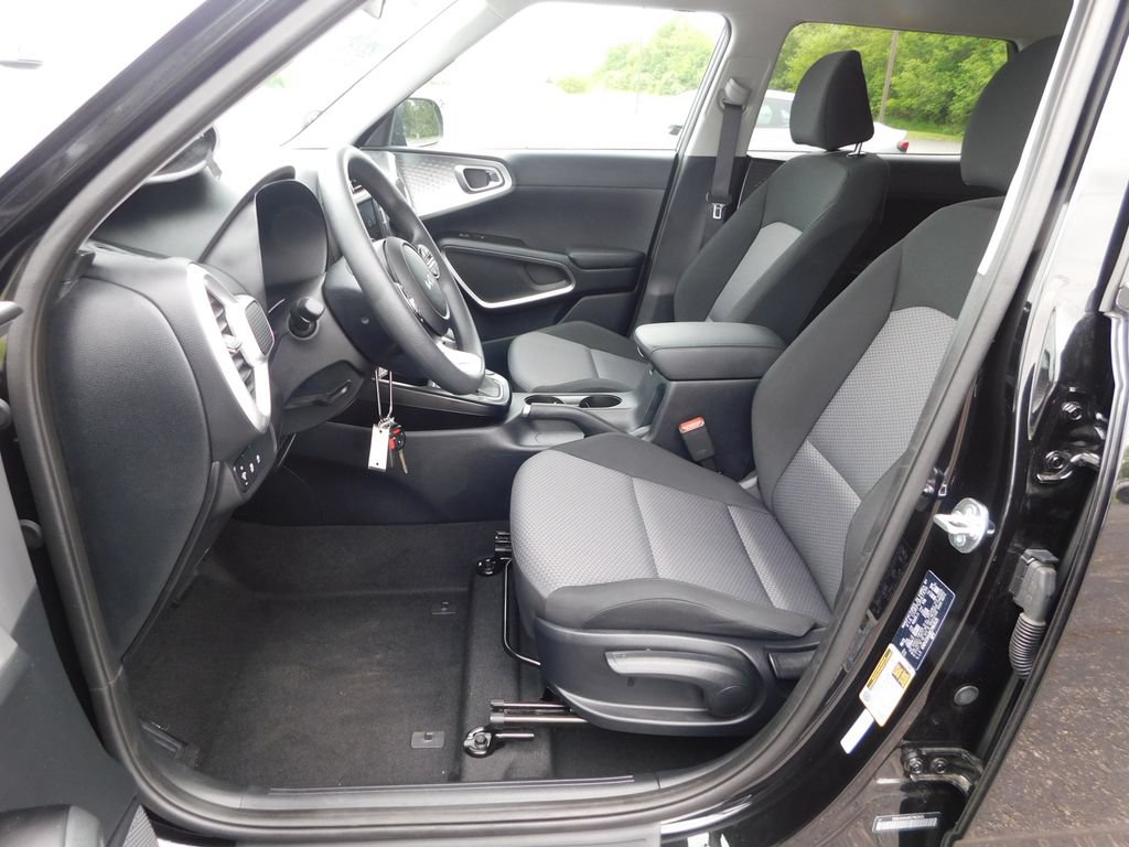 Used 2025 Kia Soul LX w/ LX Technology Package FWD image 12