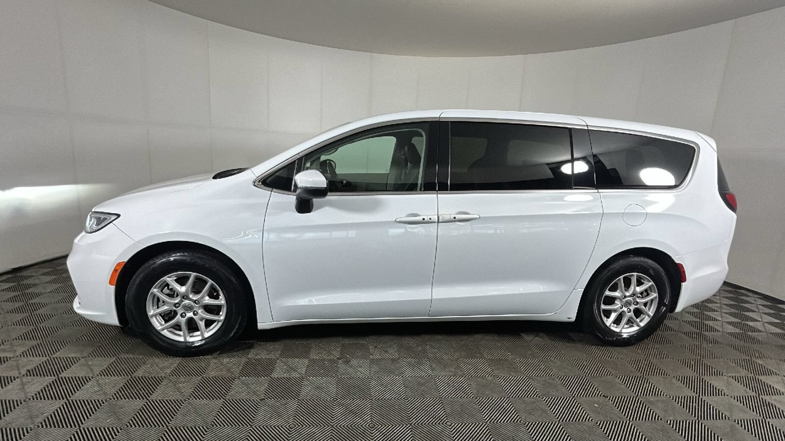 Used 2023 Chrysler Pacifica Touring-L FWD image 6
