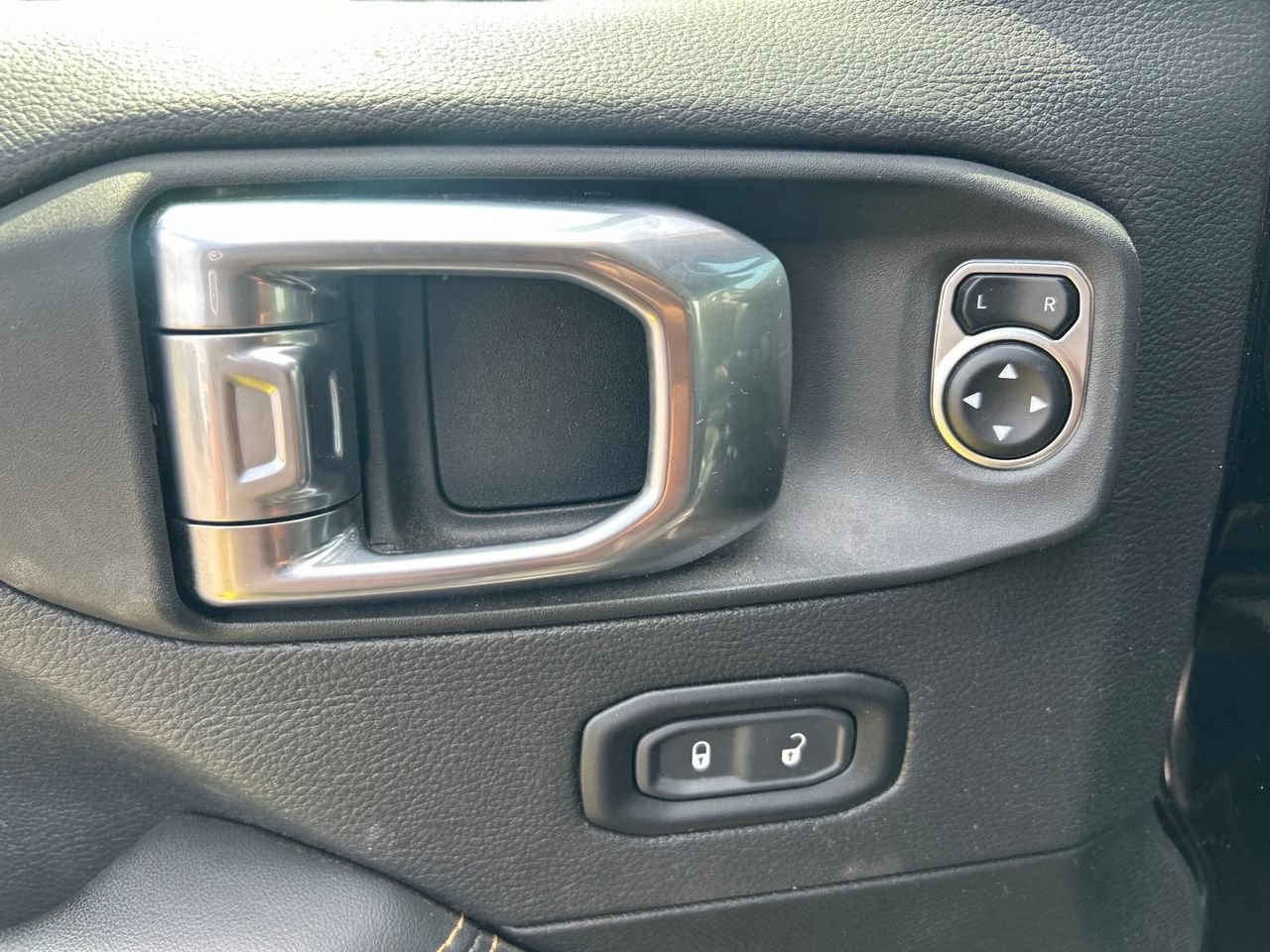 Used 2025 Jeep Gladiator Sport w/ Premium Package AWD/4WD image 16
