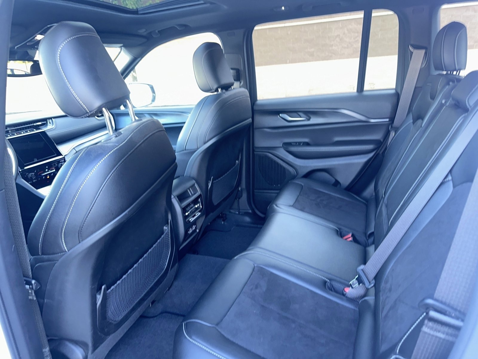 Used 2023 Jeep Grand Cherokee Altitude image 8