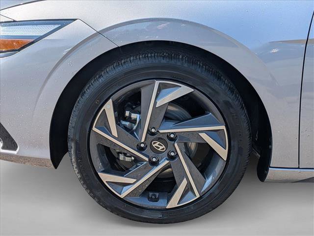 Used 2025 Hyundai Elantra SEL image 11