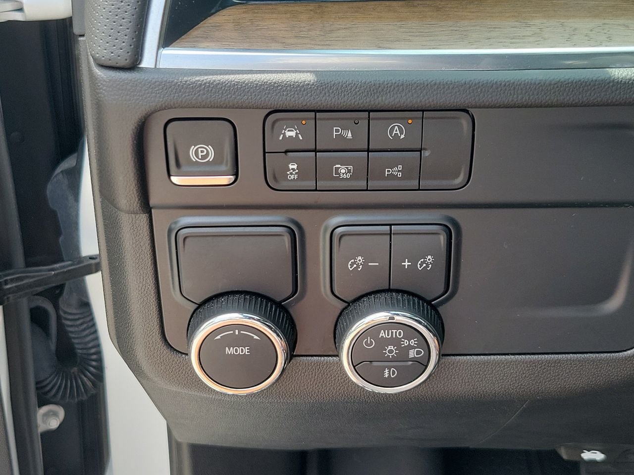 Used 2025 Chevrolet Suburban High Country RWD image 29