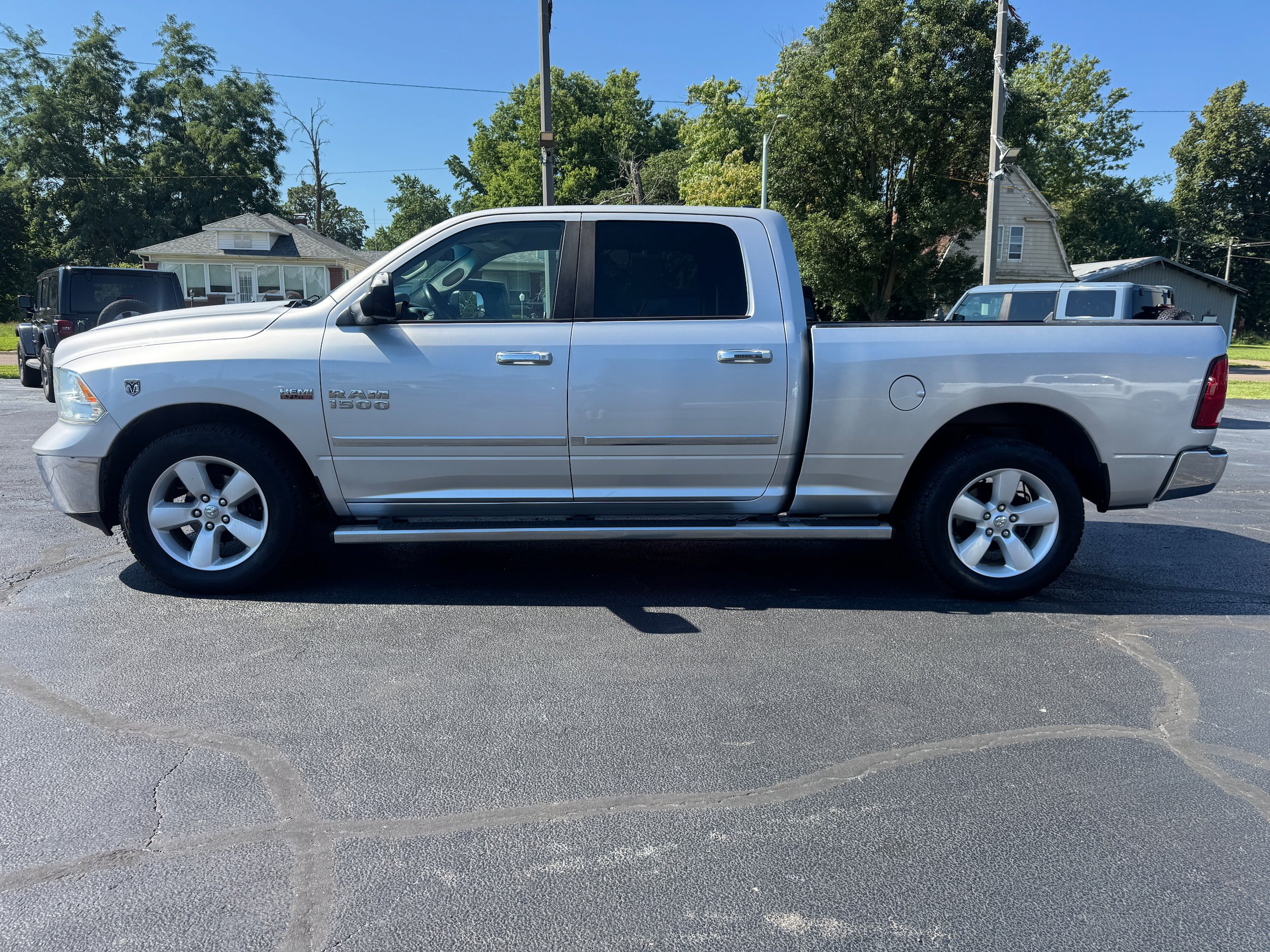 Used 2017 RAM 1500 Classic SLT AWD/4WD image 4