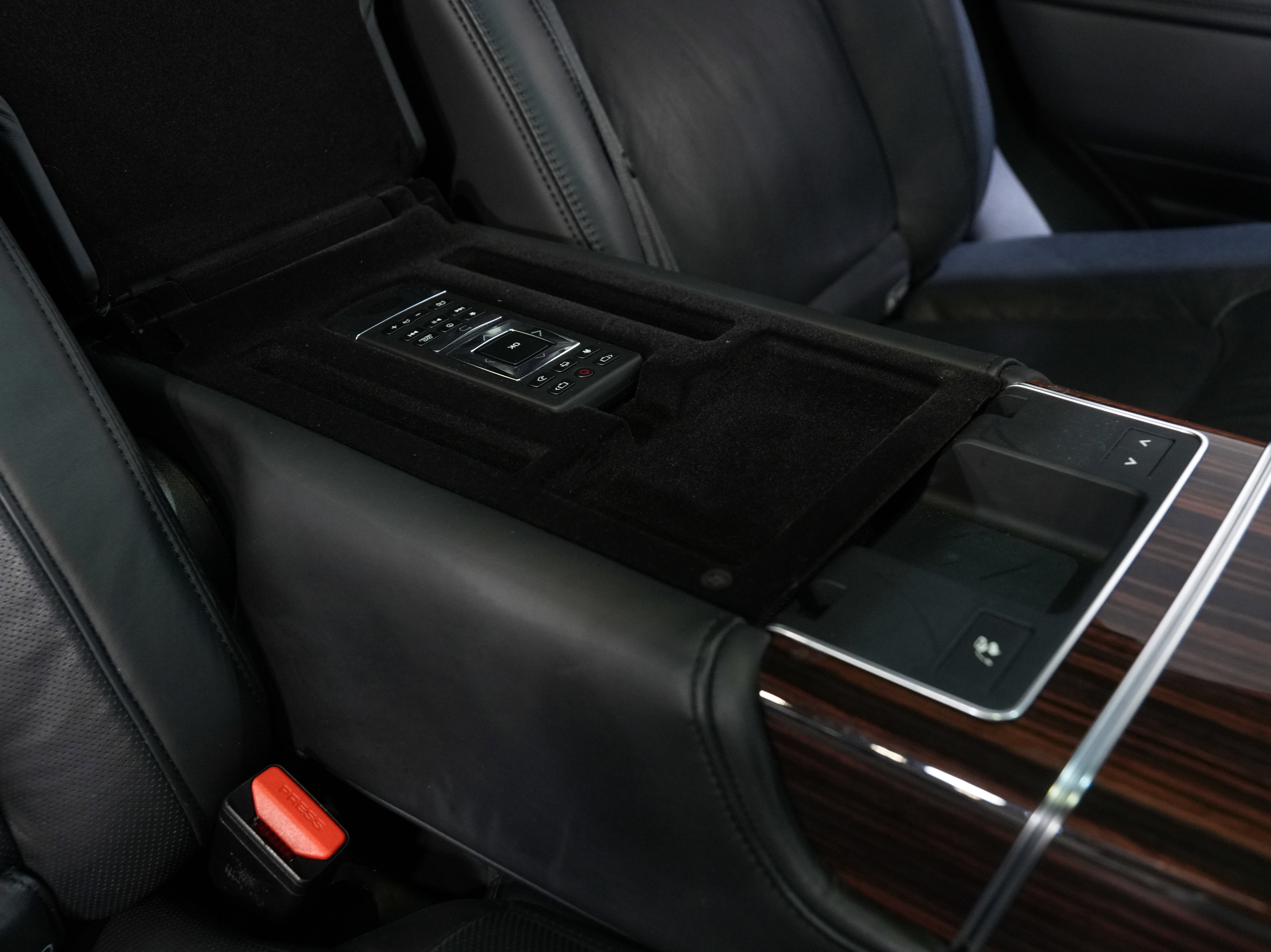 Used 2018 Land Rover Range Rover Long Wheelbase Autobiography image 38