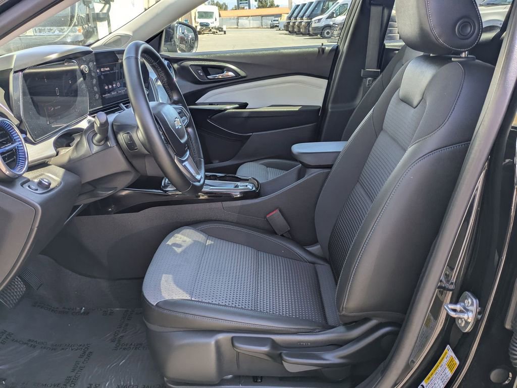 Used 2025 Chevrolet Trax LT w/ LT Convenience Package image 25