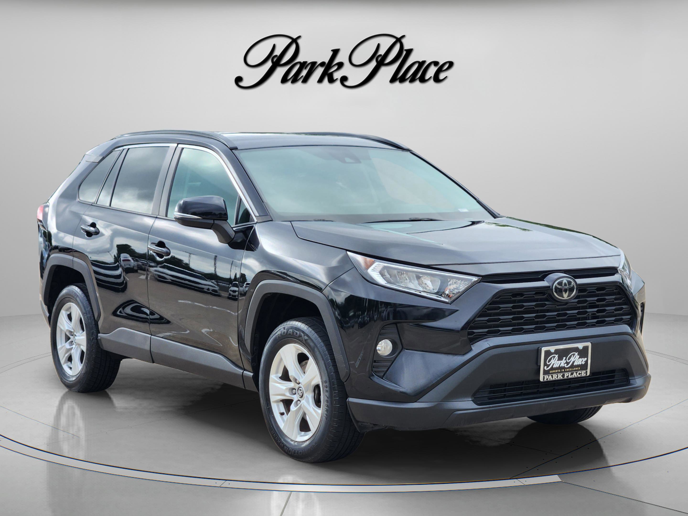 Used 2021 Toyota RAV4 XLE w/ Convenience Package image 4