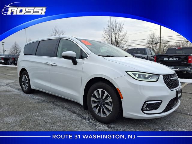 Used 2023 Chrysler Pacifica Touring-L FWD image 1
