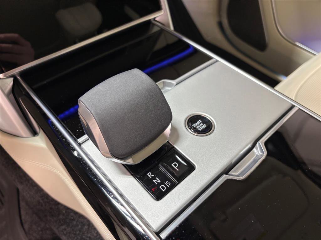 Used 2025 Land Rover Range Rover Long Wheelbase Autobiography image 15
