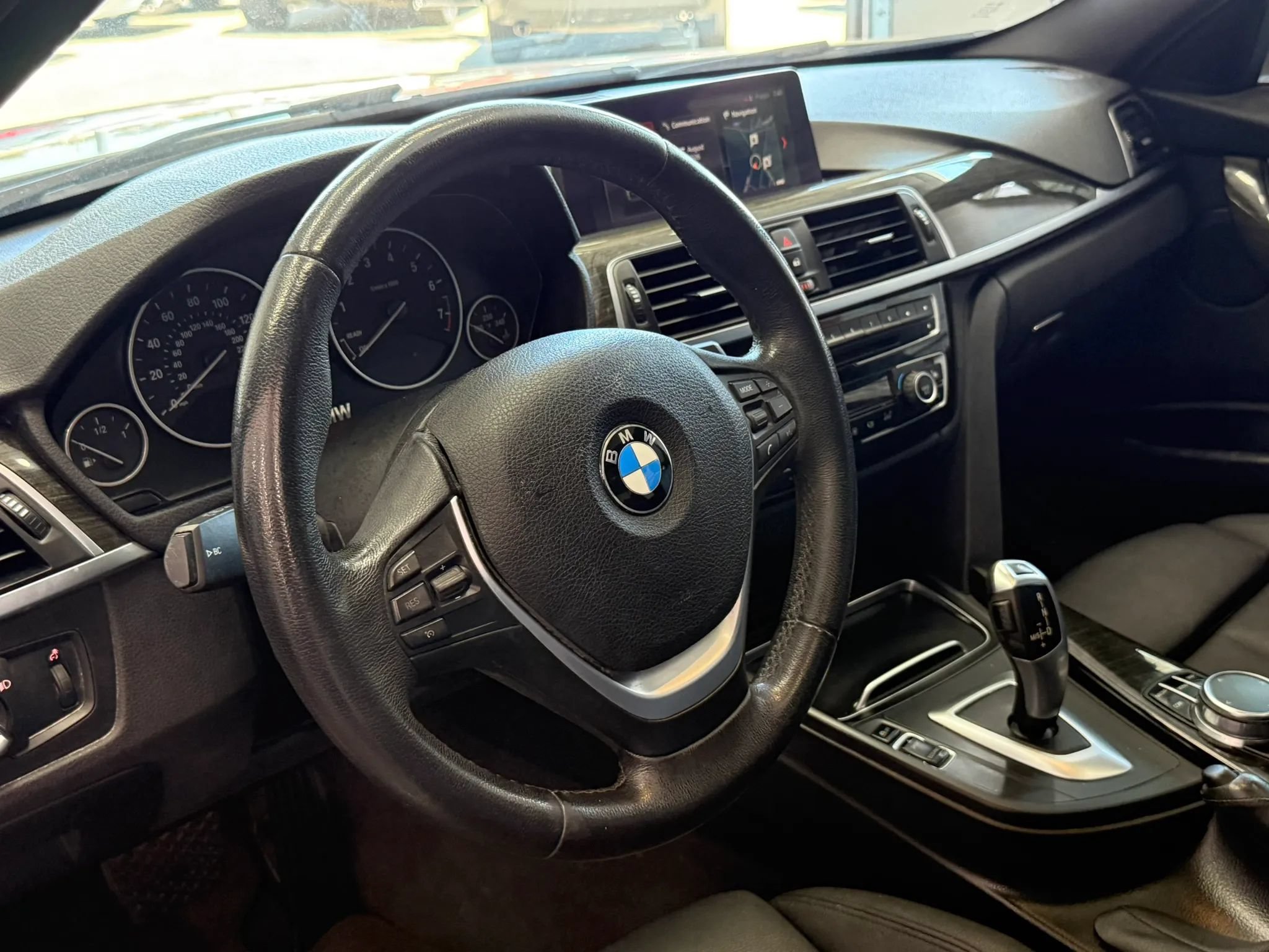 Used 2018 BMW 320i Sedan RWD image 9