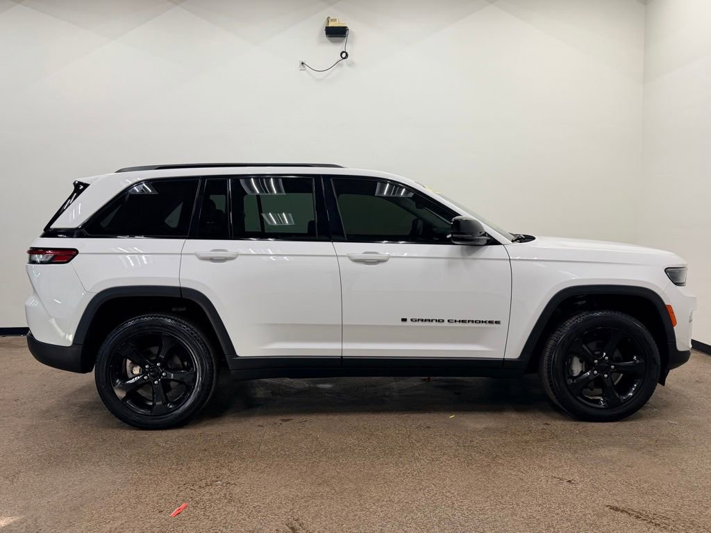 Used 2023 Jeep Grand Cherokee Limited w/ Black Appearance Package image 8