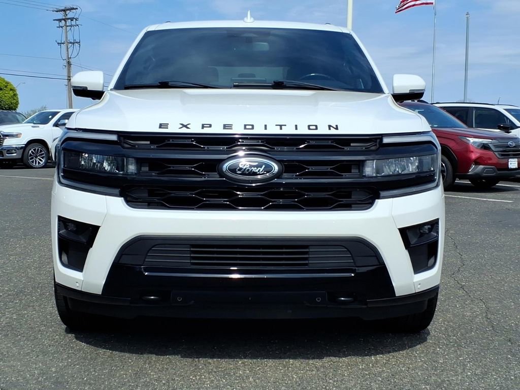 Used 2022 Ford Expedition Limited AWD/4WD image 2