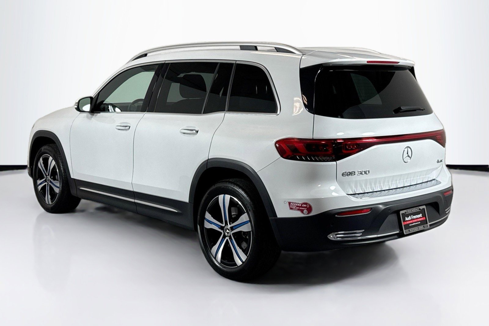 Used 2023 Mercedes-Benz EQB 300 4MATIC image 7