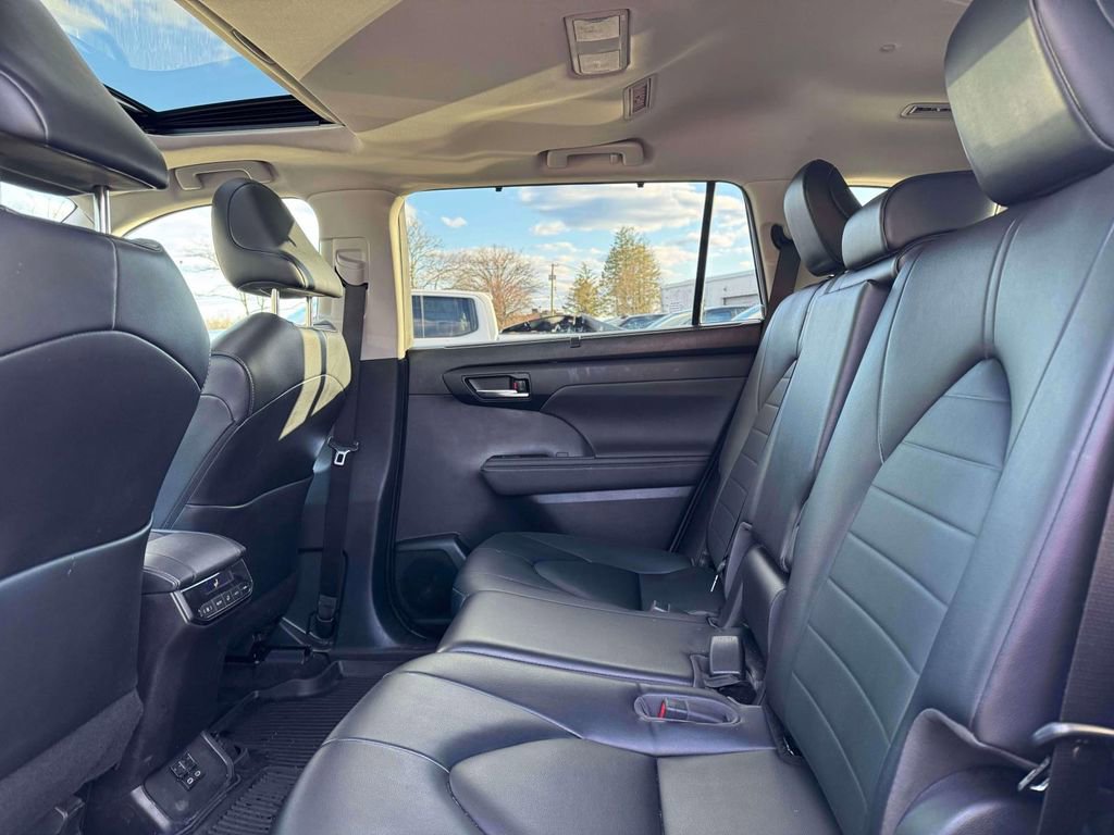 Used 2023 Toyota Highlander XLE image 11