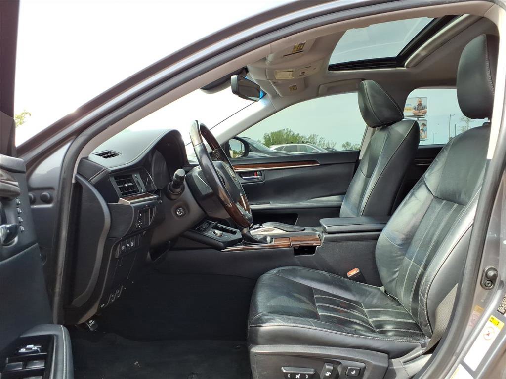 Used 2016 Lexus ES 350 w/ Luxury Package w/Wood Trim image 15