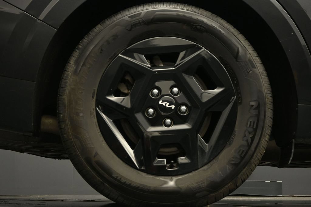 Used 2025 Kia Carnival FWD image 12