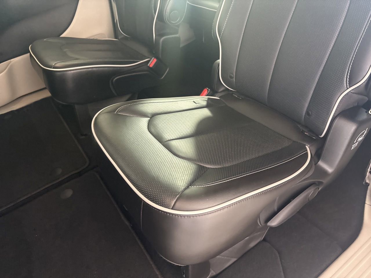 Used 2023 Chrysler Pacifica Limited image 26