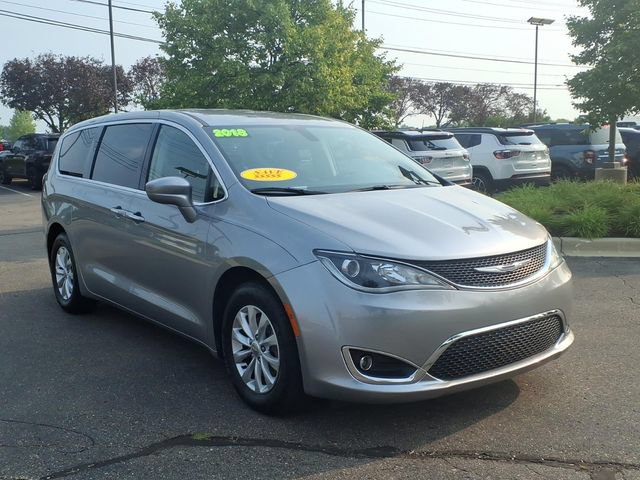 Used 2018 Chrysler Pacifica Touring Plus FWD image 3