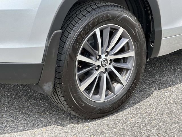 Used 2017 Toyota Highlander XLE AWD/4WD image 29