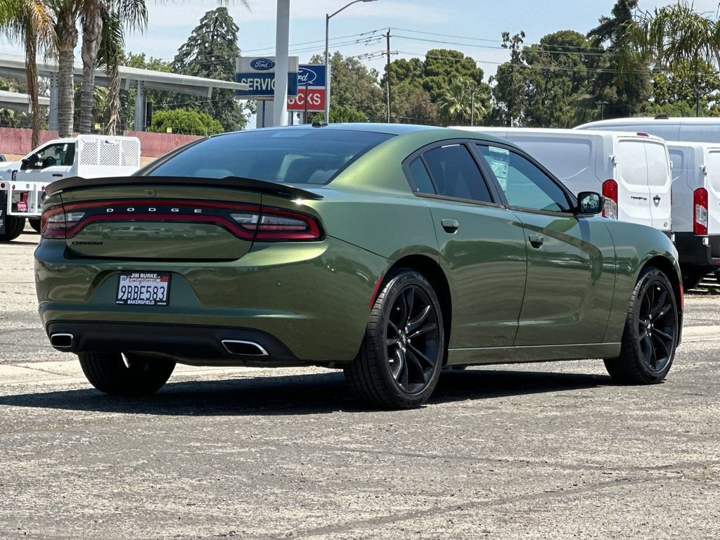 Used 2018 Dodge Charger SXT w/ Blacktop Package RWD image 3