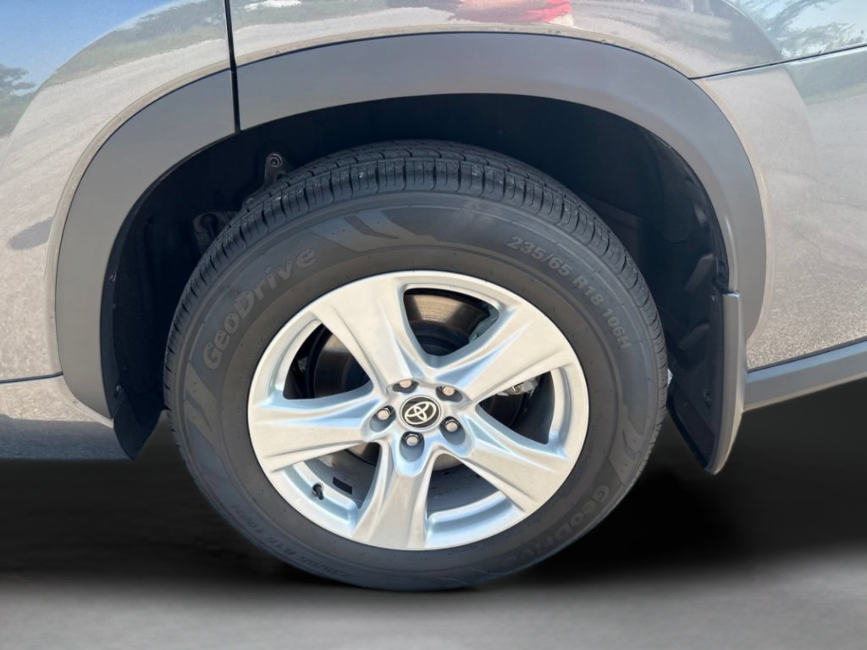 Used 2025 Toyota Highlander LE FWD image 28