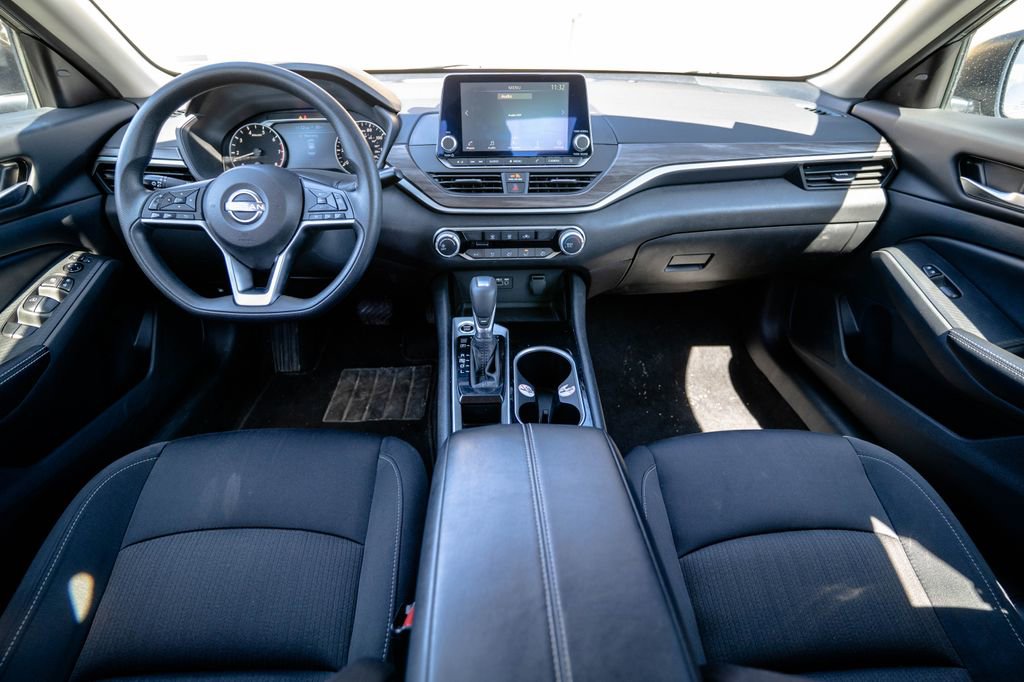 Used 2024 Nissan Altima 2.5 SV FWD image 12