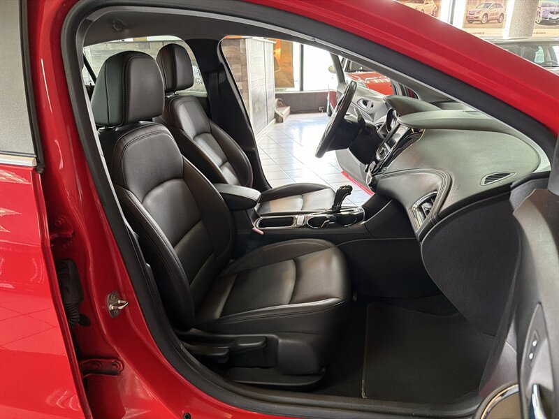 Used 2019 Chevrolet Cruze Premier FWD image 23
