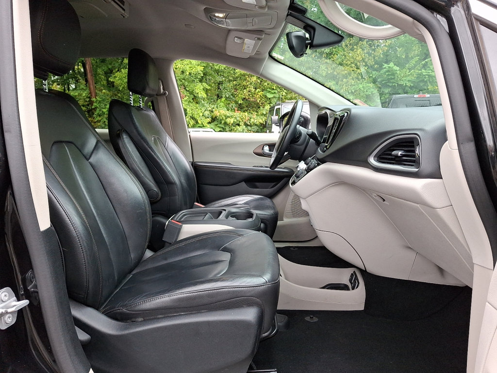 Used 2017 Chrysler Pacifica Touring-L FWD image 8