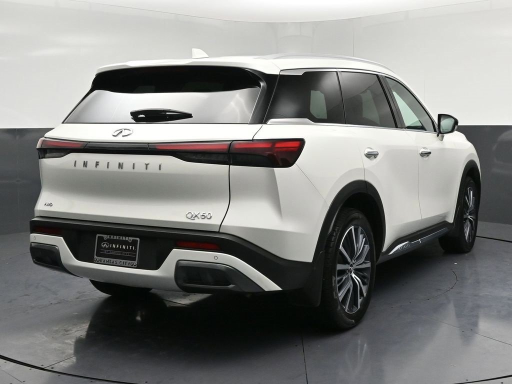 Used 2023 INFINITI QX60 Sensory w/ Vision Package image 4