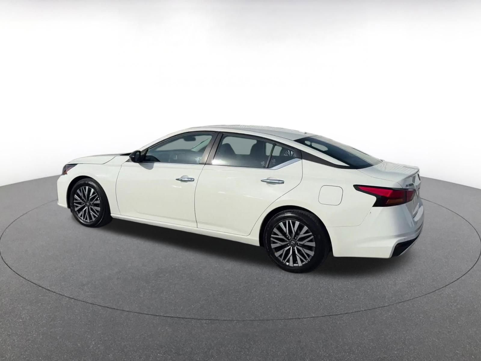 Used 2025 Nissan Altima 2.5 SV FWD image 10