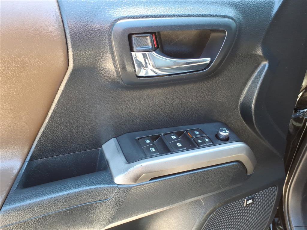 Used 2016 Toyota Tacoma Limited w/ Towing Package image 20