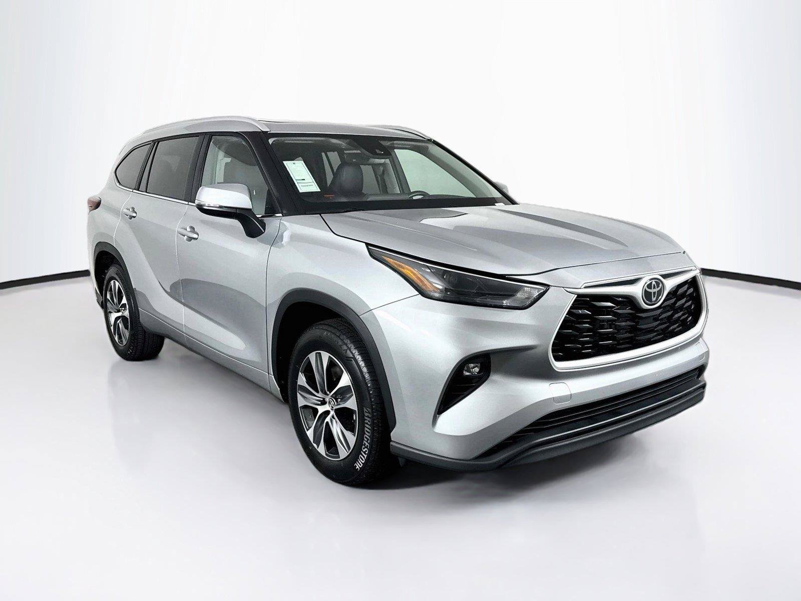 Certified 2025 Toyota Highlander XLE FWD image 10