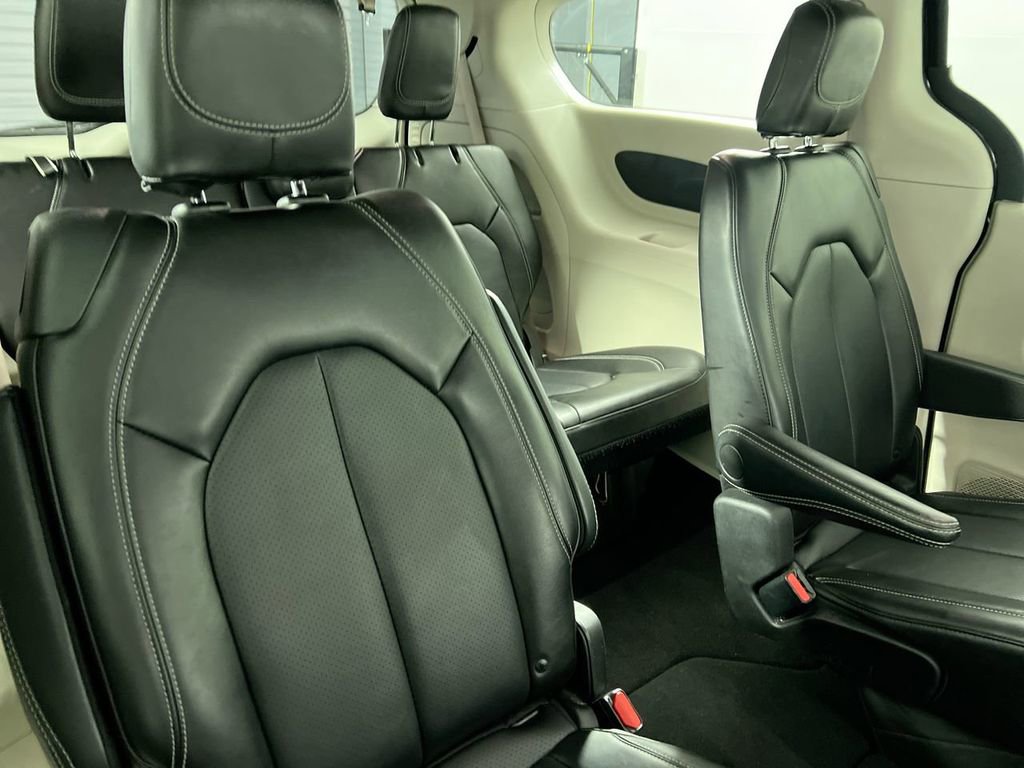 Used 2024 Chrysler Pacifica Touring-L FWD image 31