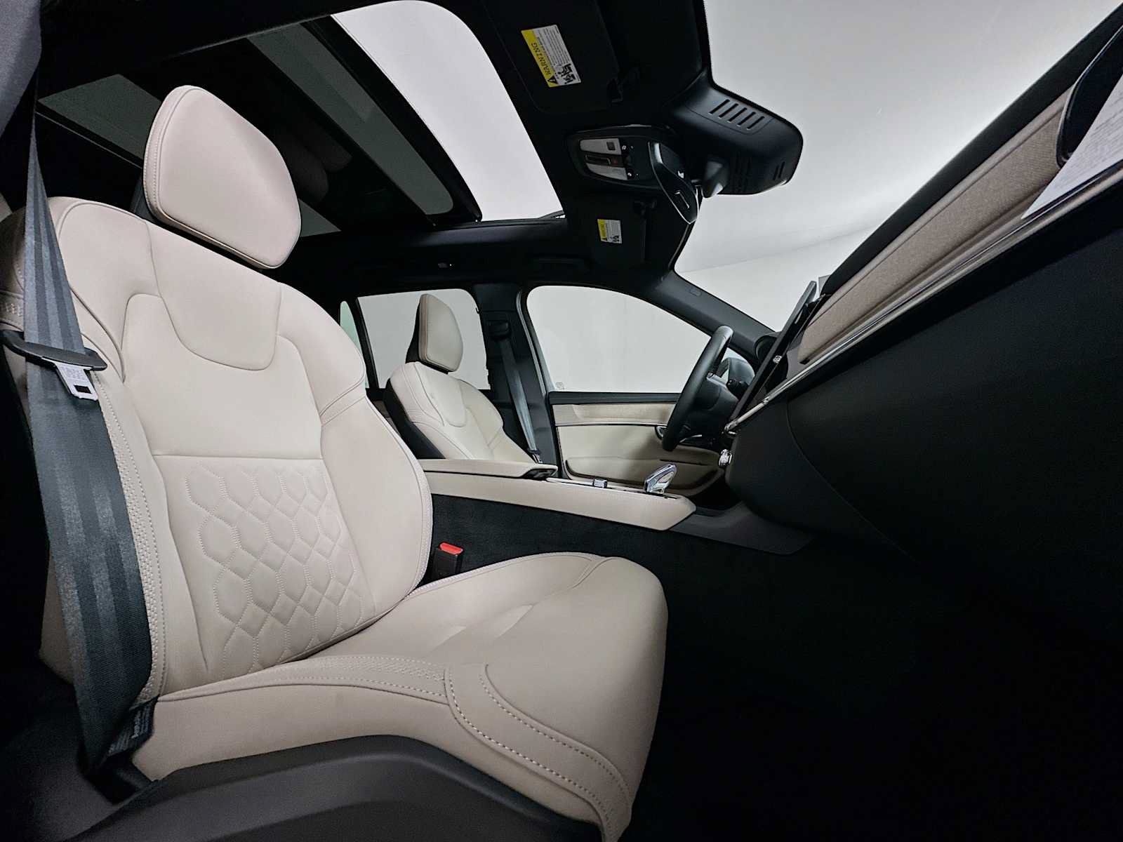 New 2026 Volvo XC90 T8 Plus w/ Protection Package Premier AWD/4WD image 27