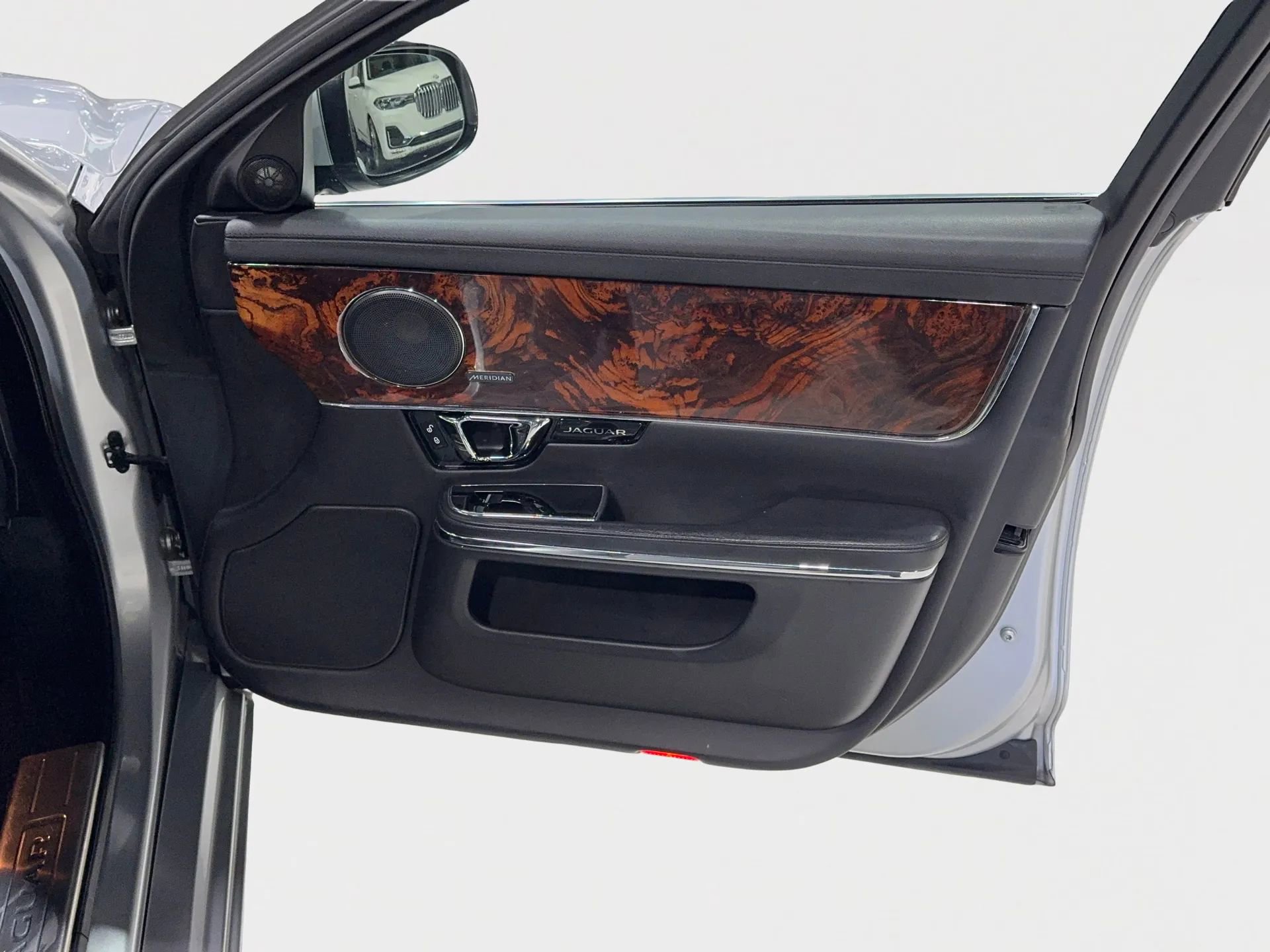 Used 2015 Jaguar XJ image 29