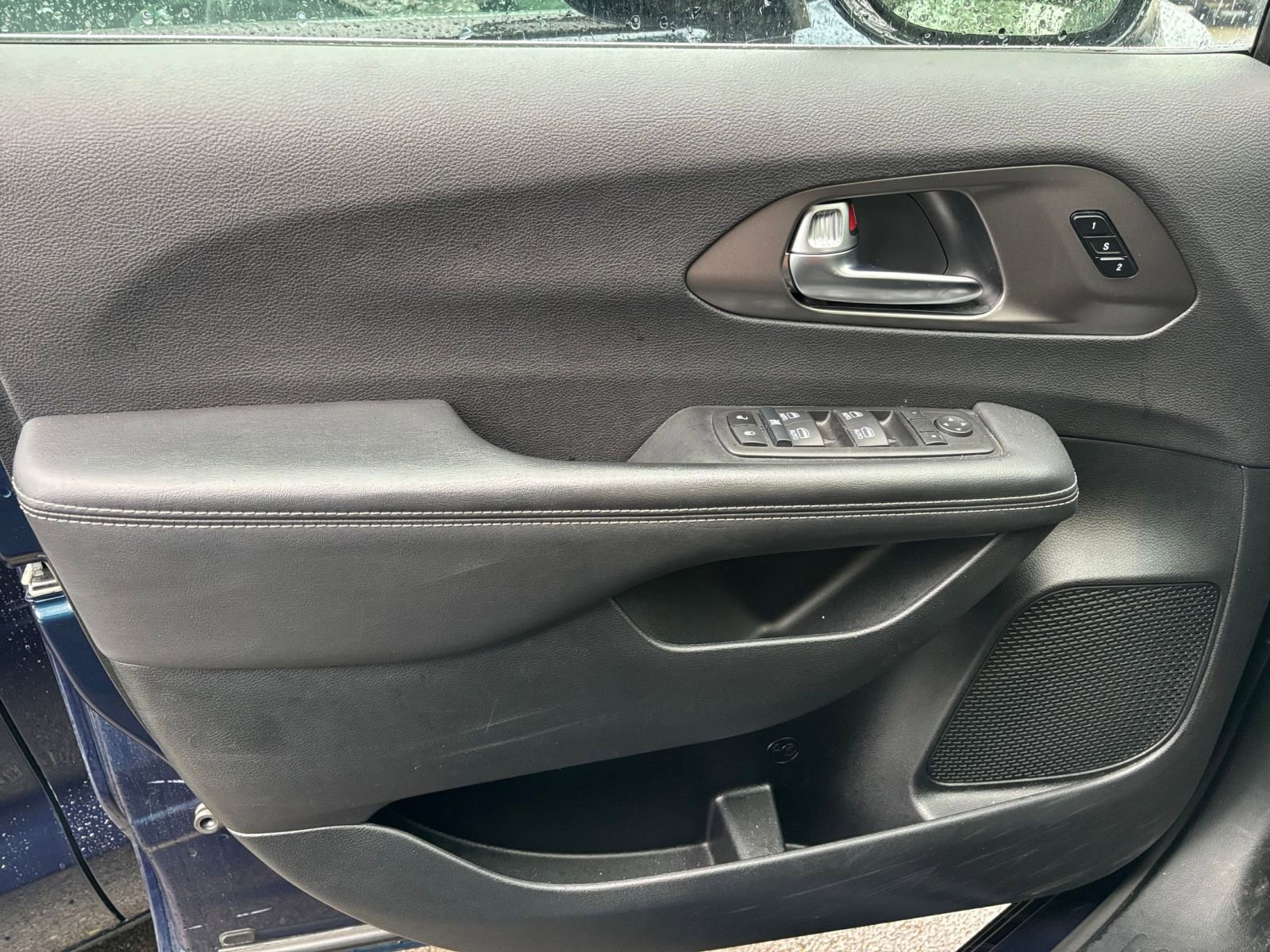 Used 2025 Chrysler Pacifica Select image 18