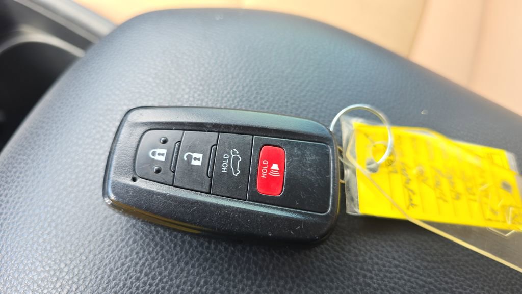Used 2021 Toyota RAV4 XLE w/ Convenience Package FWD image 24