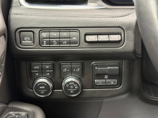 Used 2023 GMC Yukon XL Denali w/ Denali Reserve Package AWD/4WD image 35