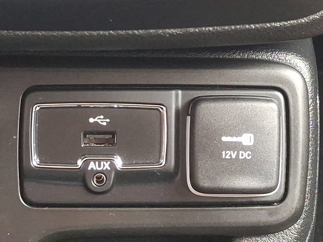 Used 2018 Jeep Renegade Latitude AWD/4WD image 24